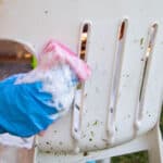 mujer limpiando silla de plastico