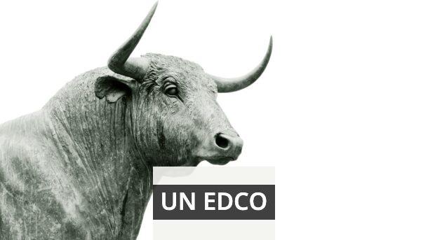 bull grayscale photo